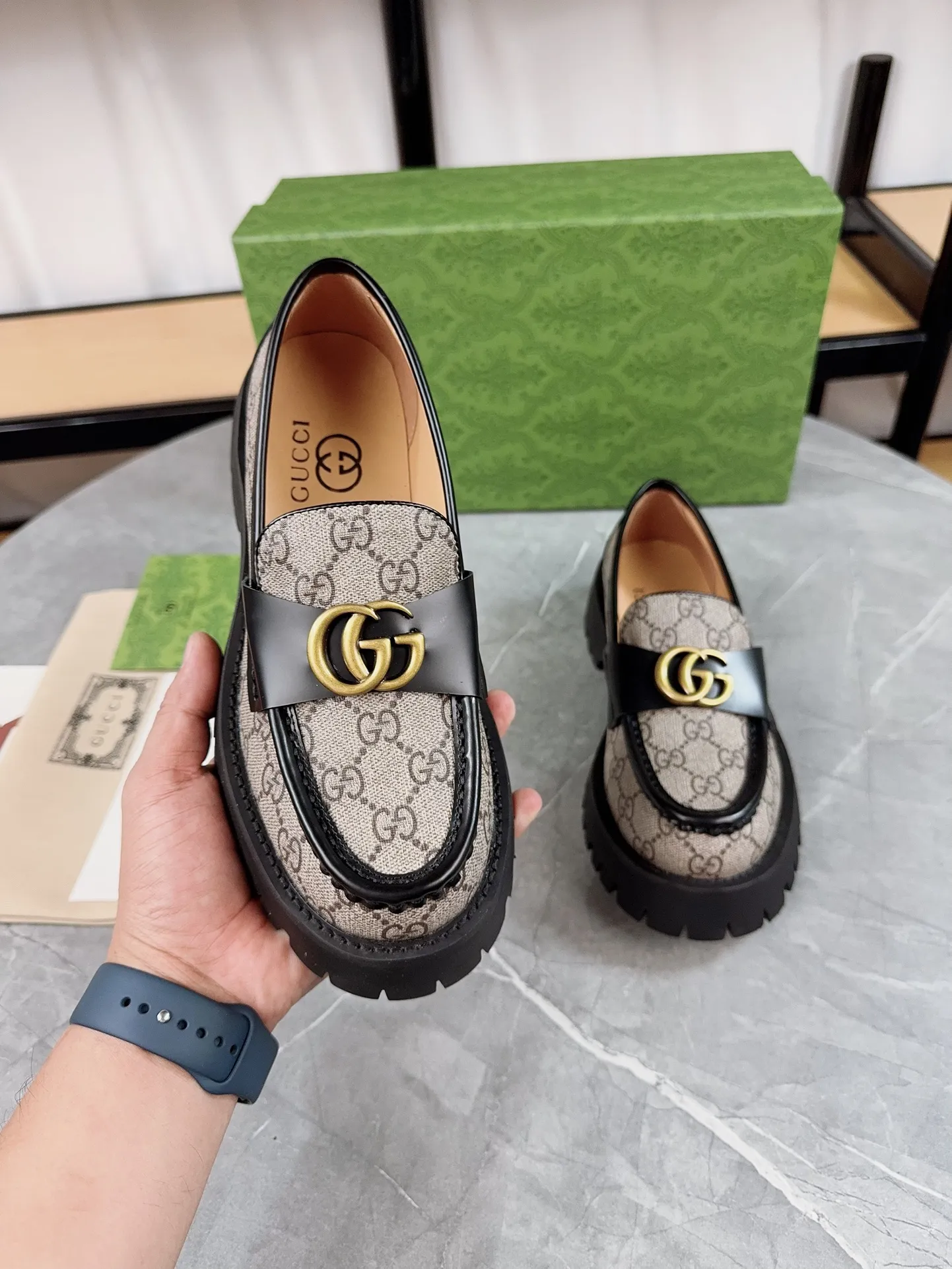 👟👟Ex-factory price 520👟👟Gucci2023 new model, double GG groove thick-soled Loaf platform shoes. The original version is made 1:1. Super beautiful quality, classic model at the counter. ❶Upper: original open edge beaded cowhide ❷Inner lining: water-dyed cowhide ❸Feet: water-dyed cowhide ❹Outsole: ultra-light original sole ❺thick sole heightening: 3.5cn ❻Packing: original packaging ❼Number: 35-42 (41 41 customized, non-returnable) Men's model: 38-46 (45, 46 customized, non-returnable)